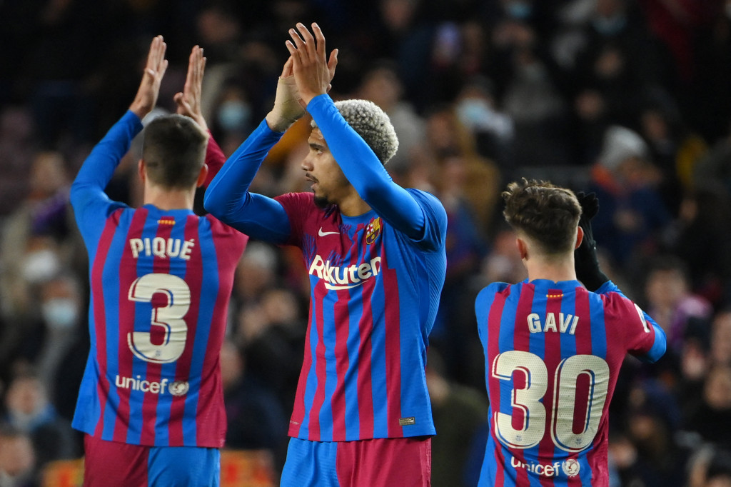 Kemenangan ini membuat Barcelona menggusur Sevilla dari posisi kedua klasemen Liga Spanyol. Barca, Sevilla, juga Atletico Madrid sama-sama mengemas 57 poin.