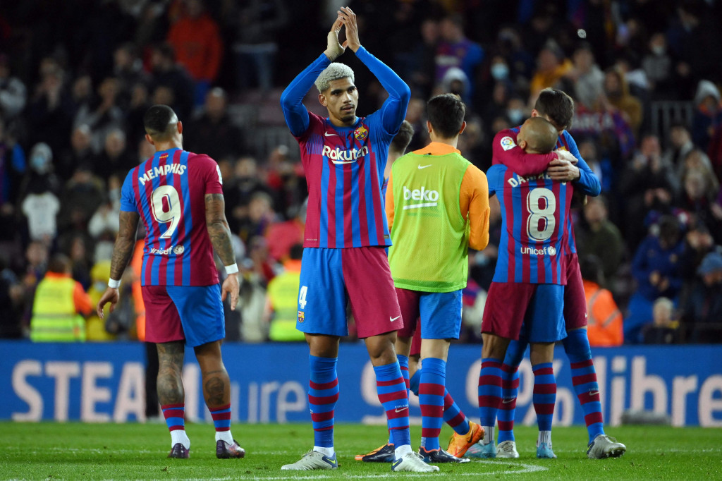 Namun, Blaugrana berhak duduk di posisi kedua karena unggul head-to-head dan selisih gol.