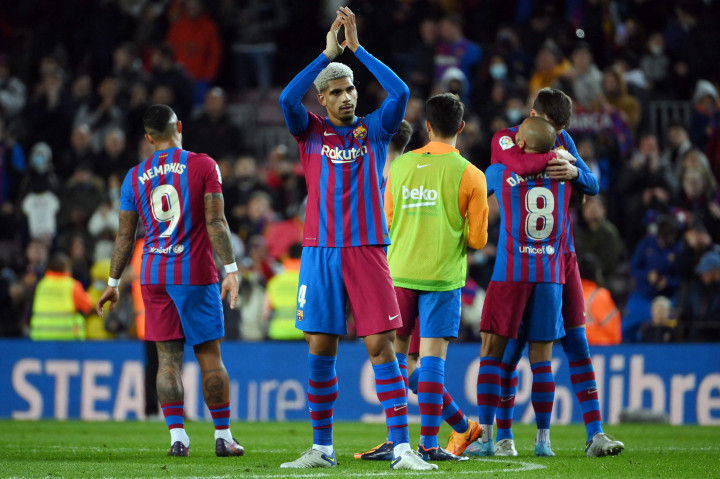 Namun, Blaugrana berhak duduk di posisi kedua karena unggul head-to-head dan selisih gol.