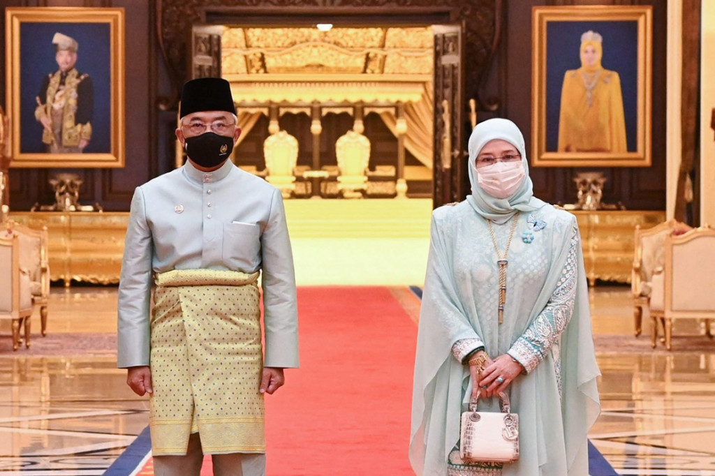 Raja Malaysia Sultan Abdullah Sultan Ahmad Shah dan Permaisuri Tunku Azizah Aminah Maimunah Iskandariah dikonfirmasi positif Covid-19. Saat ini keduanya tengah menjalani karantina mandiri di Istana.