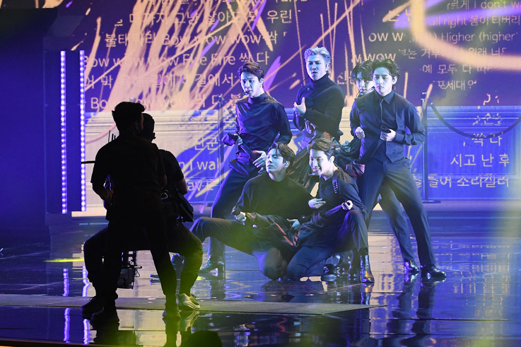 Dalam kesempatan kali ini, boyband yang terdiri dari RM, Jin, Suga, J-Hope, Jimin, Taehyung dan Jungkook ini kompak mengenakan pakaian serba hitam, mulai dari setelan jas, celana panjang, dan kemeja hitam.