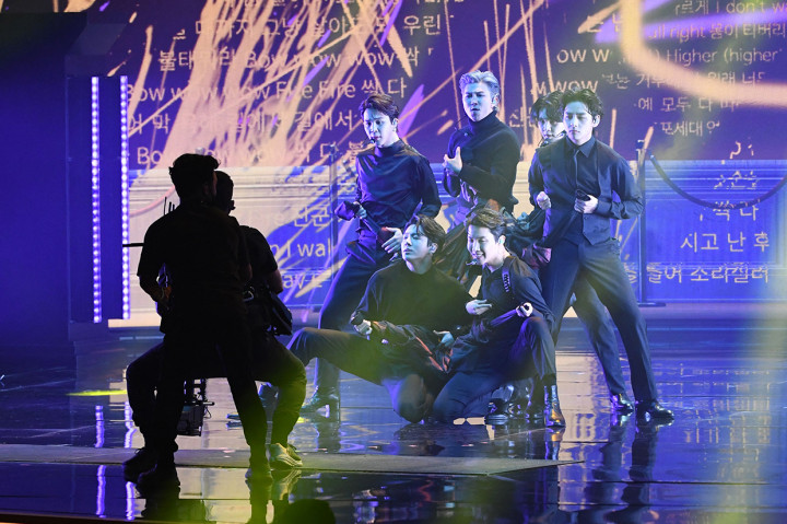 Dalam kesempatan kali ini, boyband yang terdiri dari RM, Jin, Suga, J-Hope, Jimin, Taehyung dan Jungkook ini kompak mengenakan pakaian serba hitam, mulai dari setelan jas, celana panjang, dan kemeja hitam.