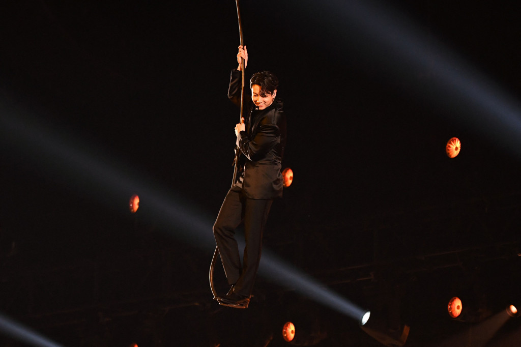 Jungkook turun dari langit-langit panggung Grammy Awards 2022.