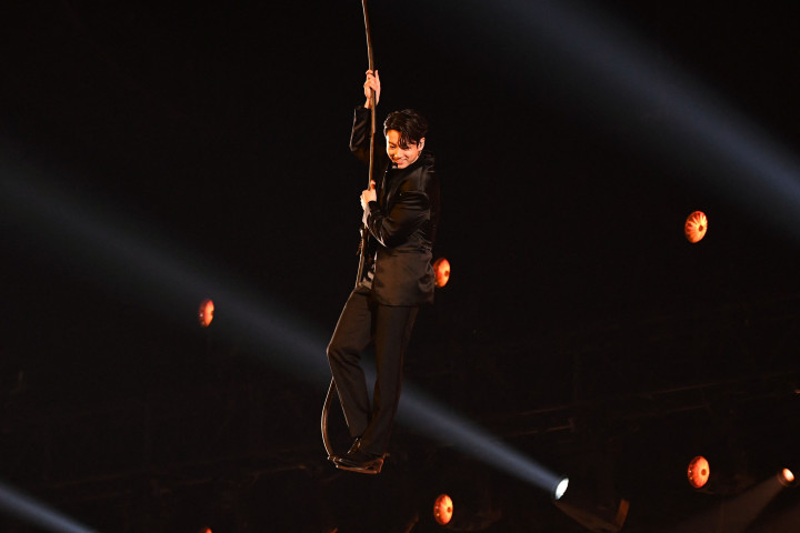 Jungkook turun dari langit-langit panggung Grammy Awards 2022.