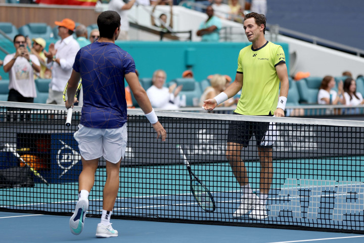 Petenis unggulan ke-14 asal Spanyol, Carlos Alcaraz, menjuarai turnamen Miami Open dengan kemenangan 7-5 6-4 atas petenis Norwegia peringkat delapan dunia Casper Ruud dalam laga final.
