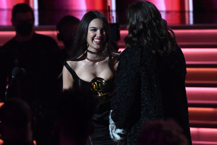 Penyanyi pendatang baru Olivia Rodrigo sukses mengantongi tiga piala Grammy Awards 2022.