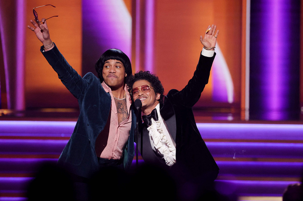 Duo Silk Sonic juga menang besar pada tahun ini, dengan meraih kemenangan untuk Record of the Year dan Song of the Year.