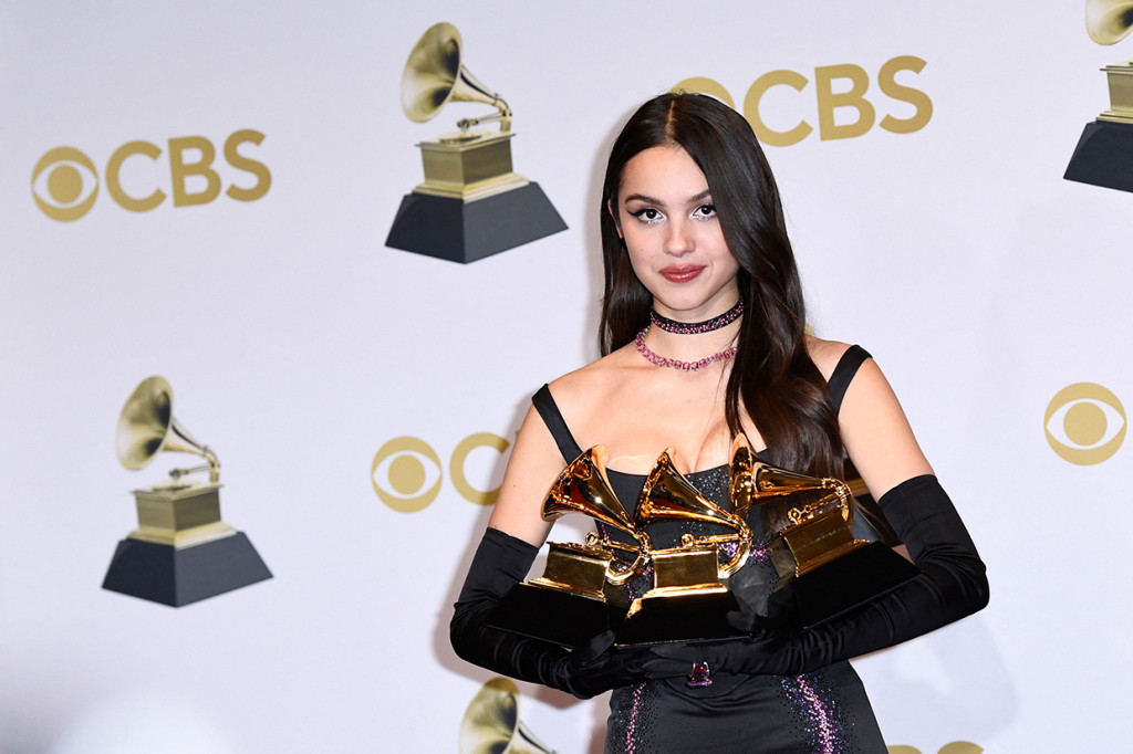 Sementara itu, solois Olivia Rodrigo membawa pulang tiga piala  dalam kategori Best Pop Vocal Album, Best New Artist, dan Best Pop Solo Performance.