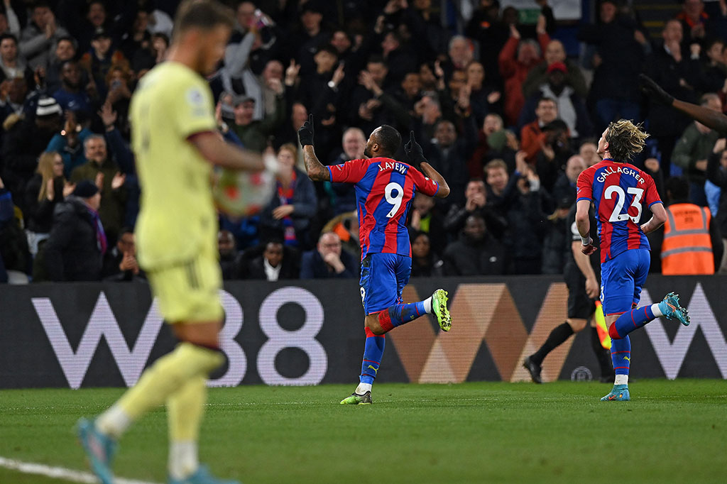 Delapan menit berselang, Crystal Palace menggandakan keunggulan  setelah umpan terobosan Andersen disambut tembakan keras Jordan Ayew yang tak mampu diantisipasi oleh kiper Aaron Ramsdale.