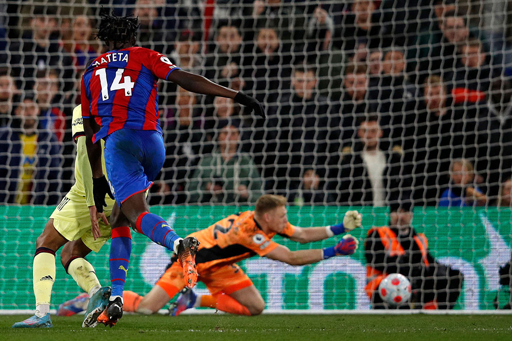 Di sisa waktu babak pertama, Crystal Palace sempat memiliki peluang melalui Mateta dan Arsenal dari Gabriel, namun keduanya tidak ada yang membuahkan hasil sehingga skor 2-0 tetap bertahan.