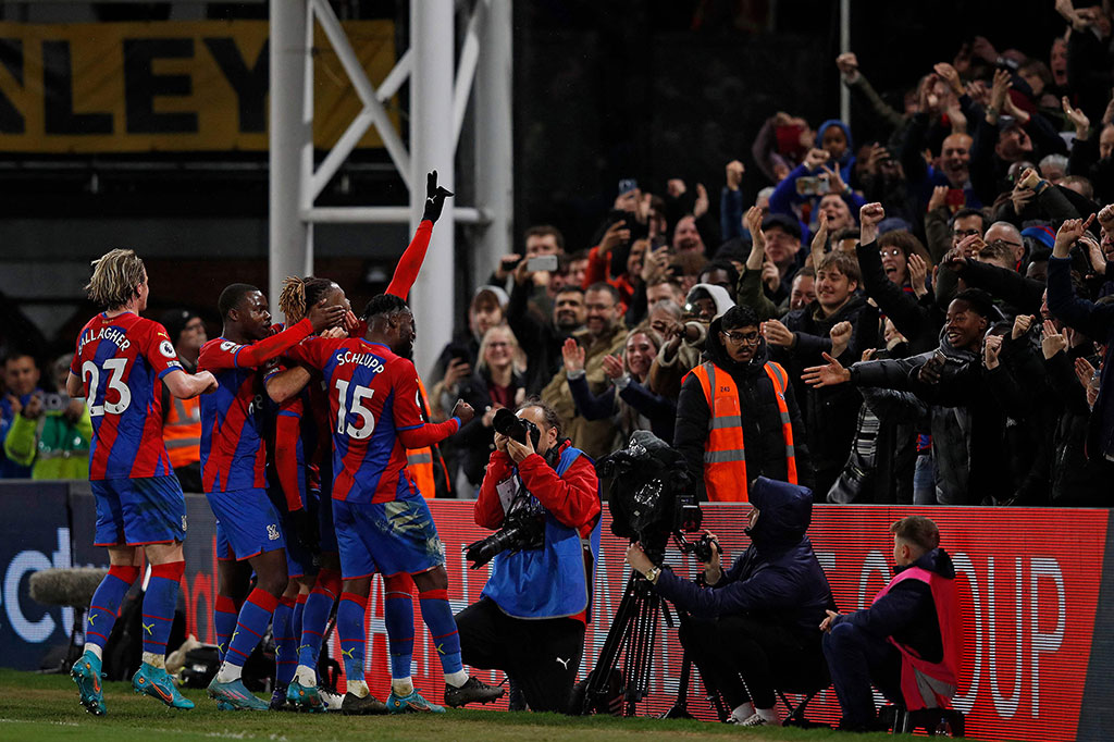 Hasil itu mengukuhkan Crystal Palace di posisi ke-9 klasemen sementara Liga Inggris dengan 37 poin dari 30 pertandingan, sedangkan Arsenal masih tertahan di urutan lima dengan torehan 54 poin dari 29 laga, demikian catatan Liga Inggris.