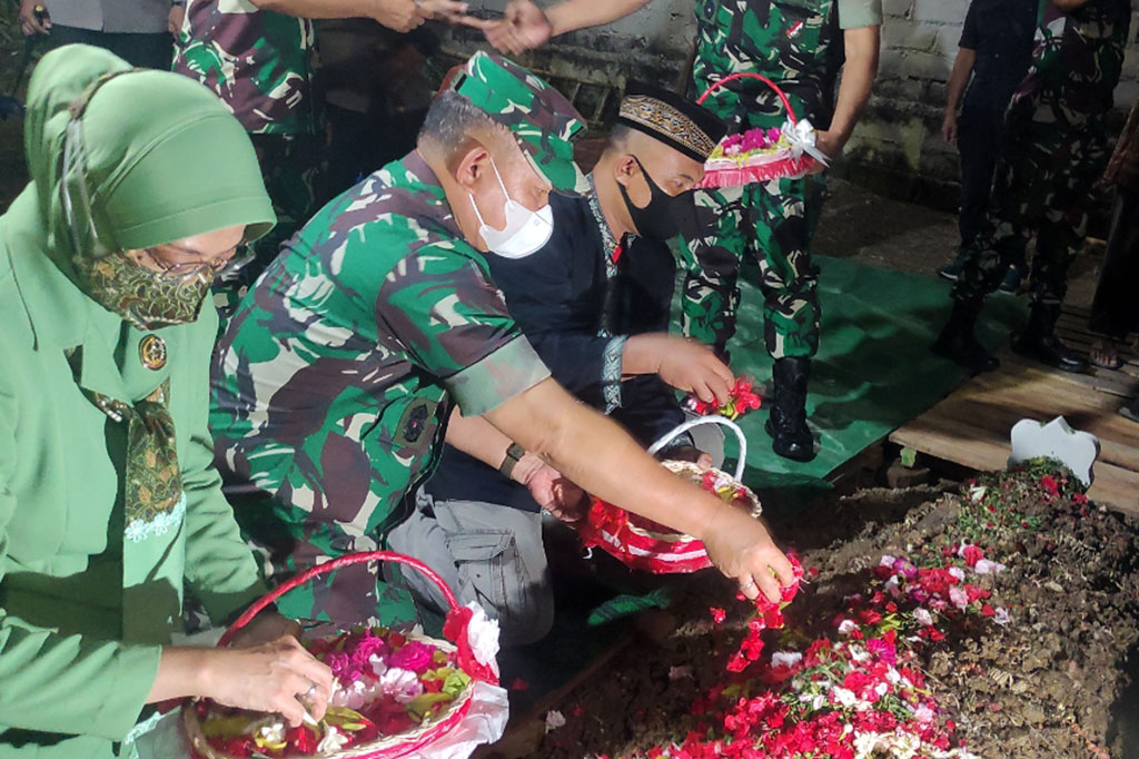 Kepala Staf TNI Angkatan Darat (KSAD) Jenderal Dudung Abdurachman di Sidoarjo, Jawa Timur, Senin, 4 April 2022, ziarah ke makam prajurit TNI anggota bintara pembina desa (babinsa) yang gugur tertembak bersama istrinya di Yalimo, Papua oleh orang tak dikenal.