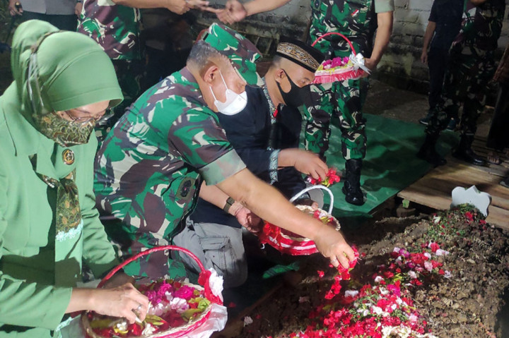 Kepala Staf TNI Angkatan Darat (KSAD) Jenderal Dudung Abdurachman di Sidoarjo, Jawa Timur, Senin, 4 April 2022, ziarah ke makam prajurit TNI anggota bintara pembina desa (babinsa) yang gugur tertembak bersama istrinya di Yalimo, Papua oleh orang tak dikenal.