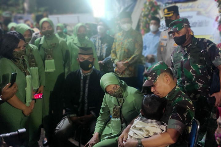 Setelah berziarah, KSAD menuju rumah duka yang hanya berjarak sekitar 500 meter dan disambut ayah almarhum M Arief serta adik laki-laki Sertu Eka. Anak sulung Sertu Eka yang berusia 4 tahun juga ikut menyambut. Melihat anak pertama almarhum tersebut, Dudung langsung menggendongnya.