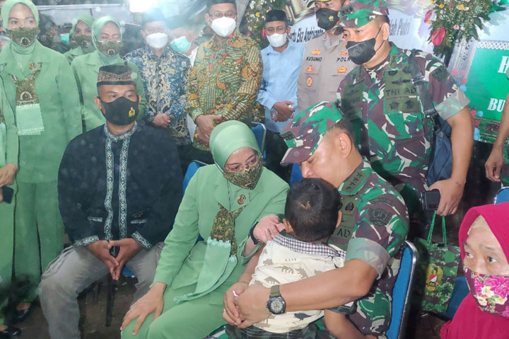 Jenderal Dudung memastikan menanggung biaya pendidikan dua putra dari anggota babinsa tersebut. Tidak hanya dua putra dari mendiang Sertu Eka Andriyanto Hasugian dan Sri Lestari Indah Putri, Dudung juga memastikan adik almarhum yang bercita-cita menjadi prajurit TNI akan masuk jadi taruna Akademi Militer.