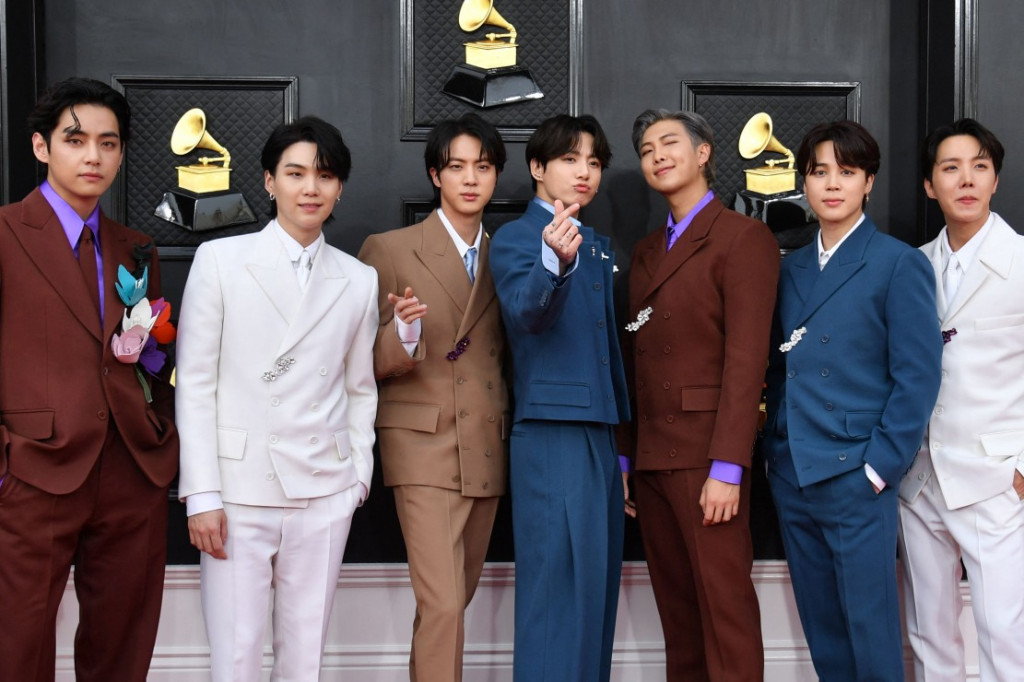 BTS akhirnya hadir dengan formasi lengkap saat menghadiri Grammy Awards 2022.