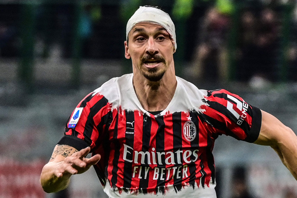 Striker AC Milan, Zlatan Ibrahimovic harus melanjutkan pertandingan dengan kepala diperban setelah benturan kepala dengan gelandang Bologna, Gary Medel di San Siro, Milan, Selasa, 5 April 2022 dini hari WIB.