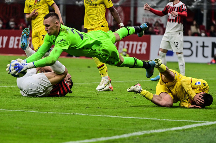 Akibat benturan di kepala, Ibrahimovic dan Medel jatuh dan mengerang kesakitan. Keduanya mengalami luka di pelipis dan darah mengucur deras.