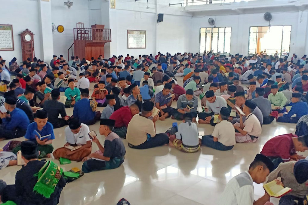 Ribuan santri membaca Al Quran di Pondok Pesantren Ar-Raudhatul Hasanah Medan, Sumatera Utara, Senin, 4 April 2022.
