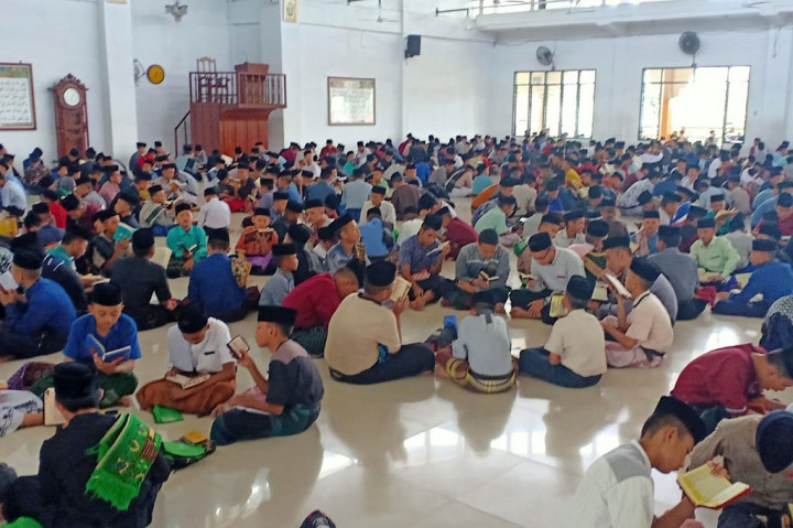 Ribuan santri membaca Al Quran di Pondok Pesantren Ar-Raudhatul Hasanah Medan, Sumatera Utara, Senin, 4 April 2022.