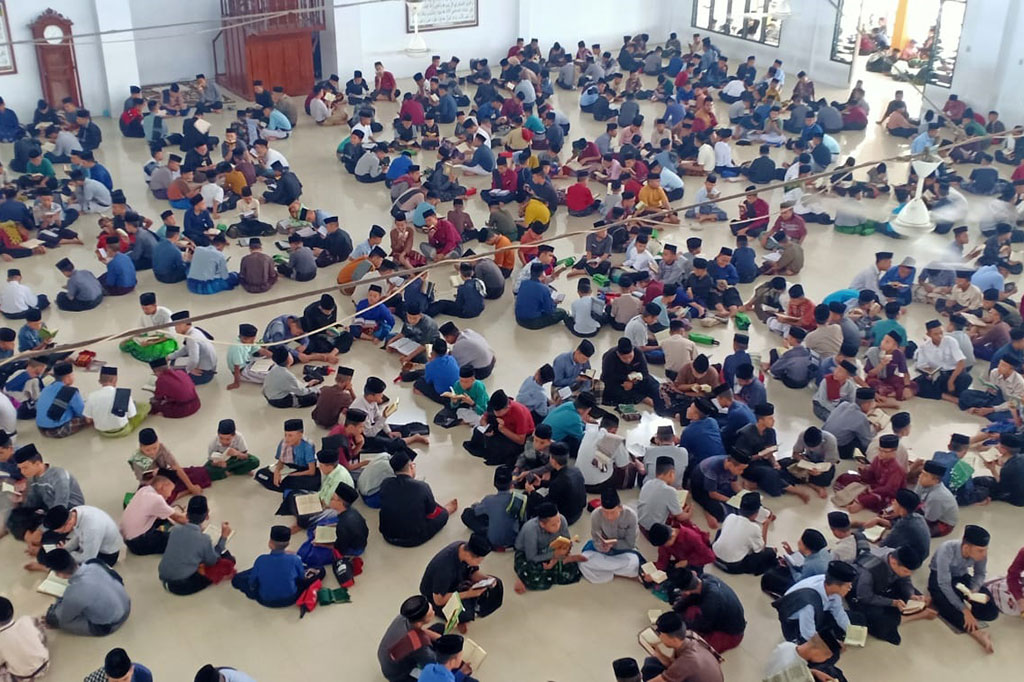 Uniknya saat menggelar tadarus, para santri dan santriwati membentuk formasi melingkar.