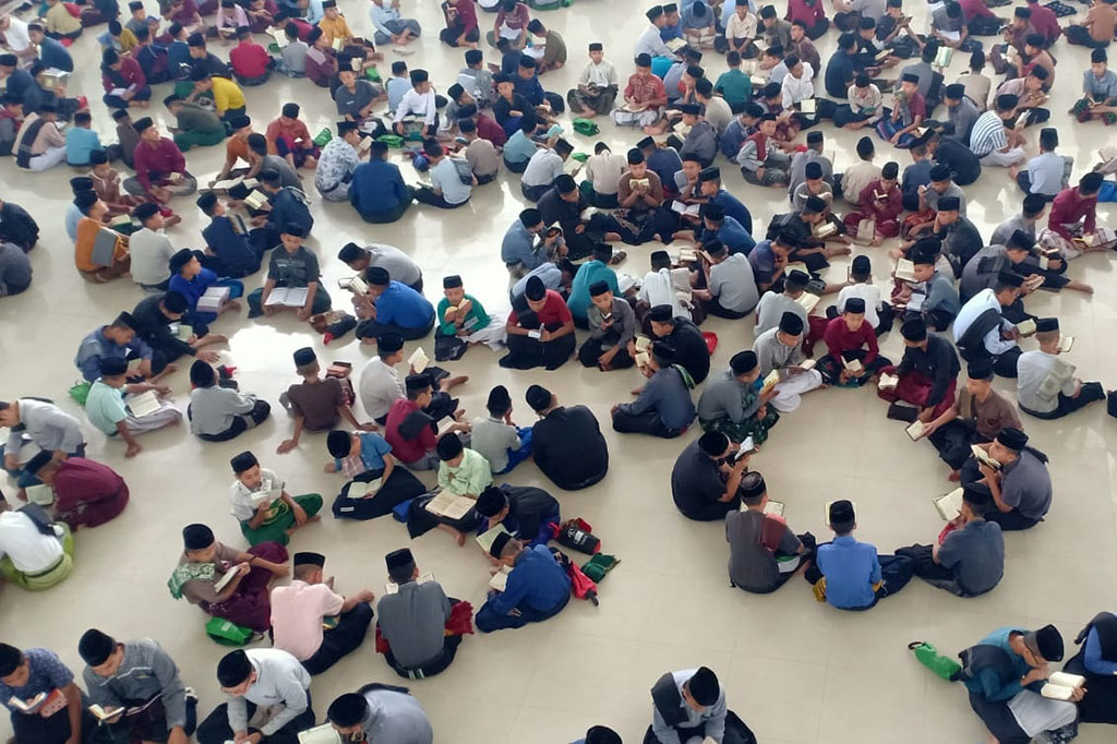 Dalam setiap lingkaran terdiri atas 20 orang santri dan mereka akan bergantian membacakan ayat suci Alquran. Kegiatan ini sudah digelar sejak hari pertama puasa Ramadan pertama hingga akhir Ramadan atau hingga khataman.