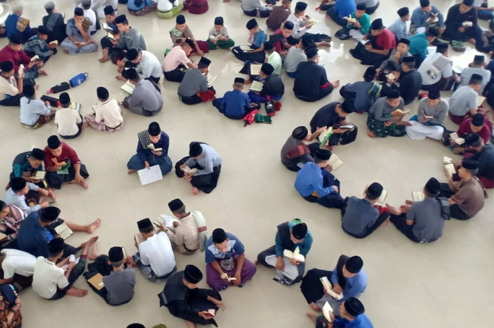 Kegiatan yang diikuti ribuan santri tersebut merupakan agenda rutin yang dilaksanakan pada bulan suci Ramadan. 