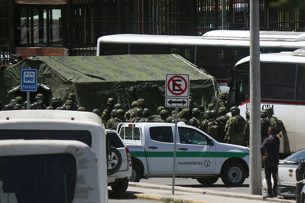 Dia mengatakan setiap blok sedang dievakuasi satu per satu sehingga senjata bisa disita. Carrillo mengatakan kekerasan itu terkait geng. 