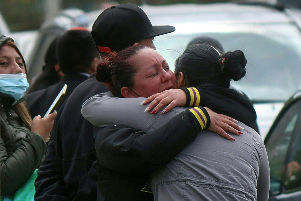 Anggota keluarga berkumpul di luar penjara menunggu kabar. 
