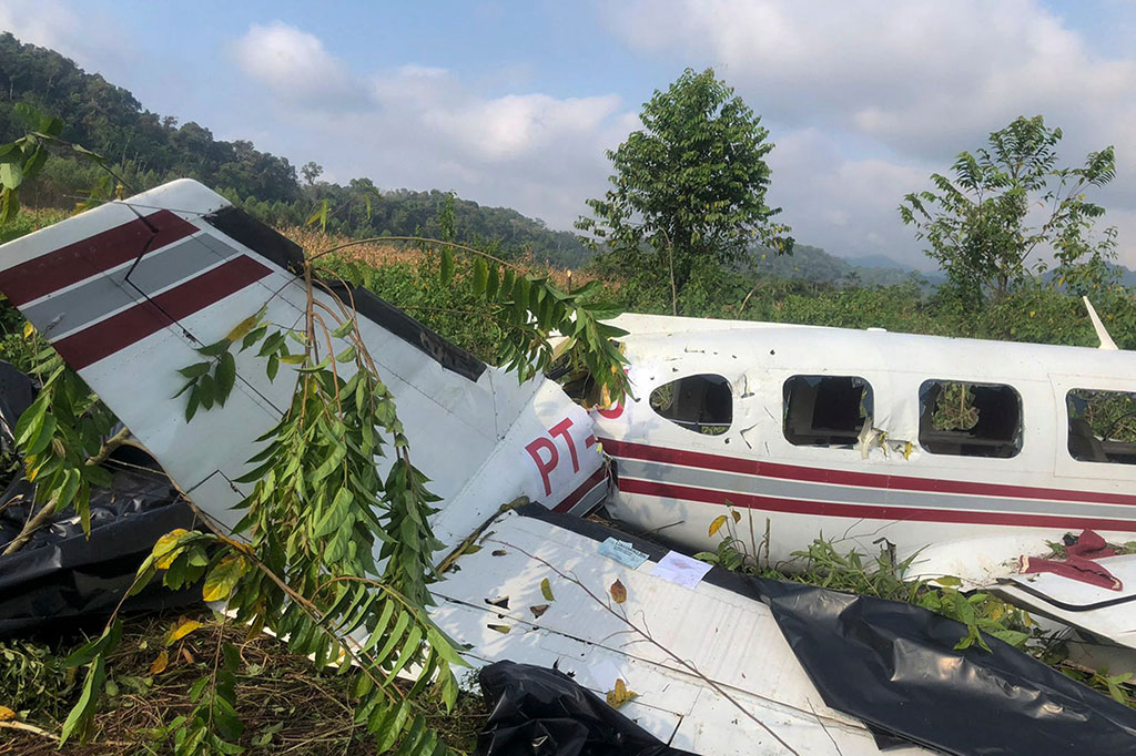Yang mengejutkan, di dalam pesawat yang mengalami kerusakan parah tersebut ditemukan narkoba jenis kokain.