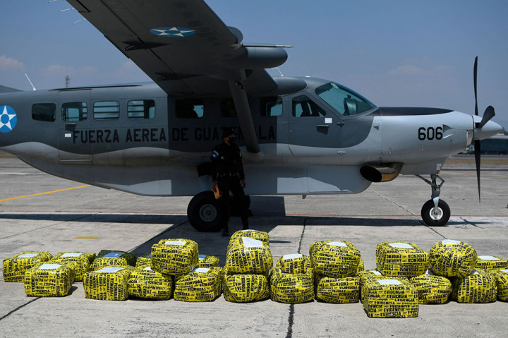 Tidak tanggung-tanggung, berat kokain yang ditemukan di pesawat kecil tersebut yaitu 878 kilogram.