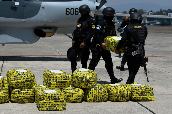 Petugas masih menyelidiki kepemilikan barang haram tersebut. Sementara barang bukti narkoba dibawa ke pangkalan angkatan udara Guatemala City. 