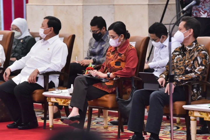 Jokowi memerintahkan jajarannya untuk mengintensifkan program perlindungan masyarakat. Oleh karena itu, pemerintah memberikan subsidi langsung yang terkait dengan para penerima kartu sembako (18,8 juta) dan peserta Program Keluarga Harapan (2 juta) di mana mereka menerima bantuan langsung tunai (BLT) minyak goreng sebesar Rp 300 ribu untuk tiga bulan.
