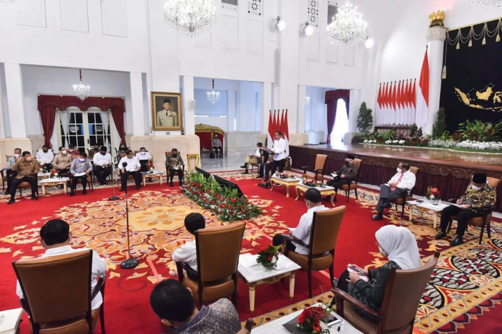 Presiden Joko Widodo memimpin sidang kabinet paripurna tentang antisipasi situasi dan perkembangan ekonomi dunia di Istana Negara, Jakarta, Selasa, 5 April 2022.