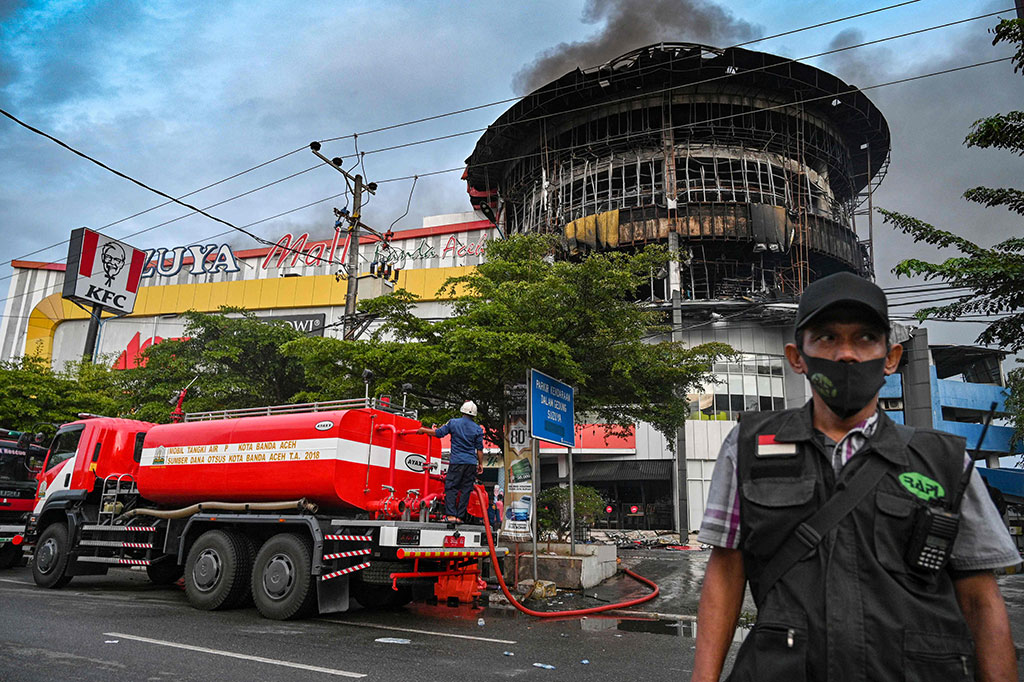 Petugas pemadam kebakaran bersiaga untuk melakukan pendinginan di Suzuya Mall yang terbakar di Banda Aceh, Aceh, Selasa, 5 Aceh 2022.