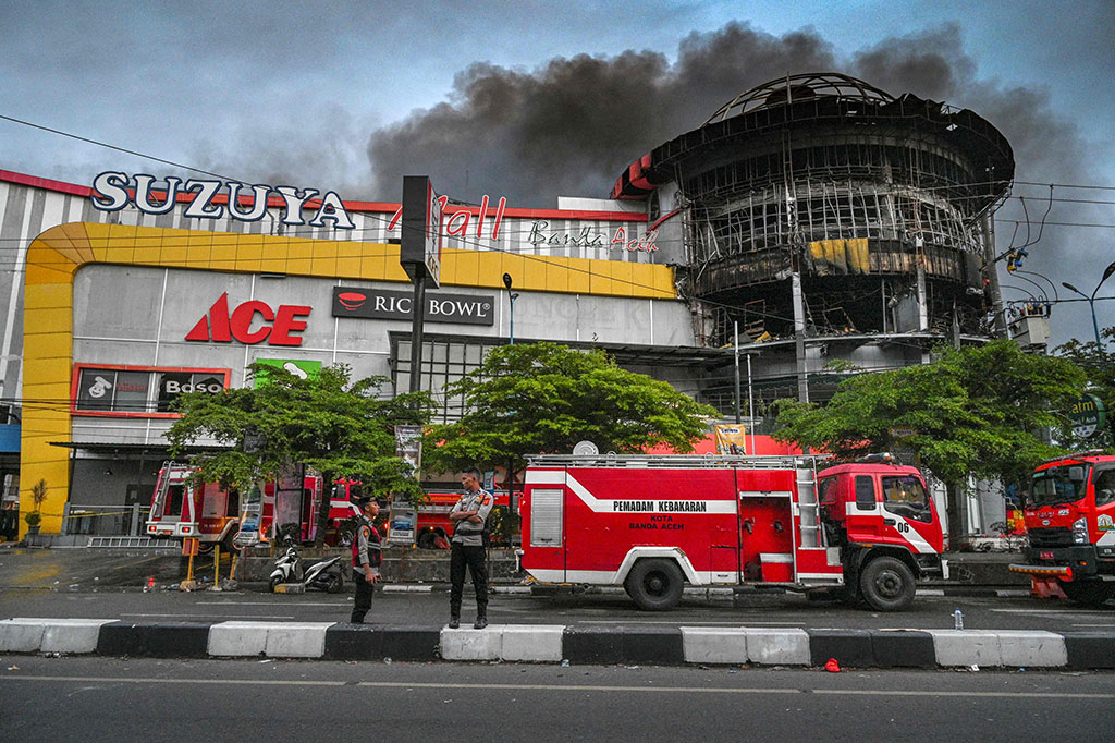 Pusat perbelanjaan Suzuya Mall Banda Aceh
terbakar pada Senin, 4 April 2022 siang. Dinas Pemadam Kebakaran dan Penyelamatan (DPKP) Kota Banda Aceh menyebutkan semua barang yang ada dalam pusat perbelanjaan tersebut ludes terbakar.