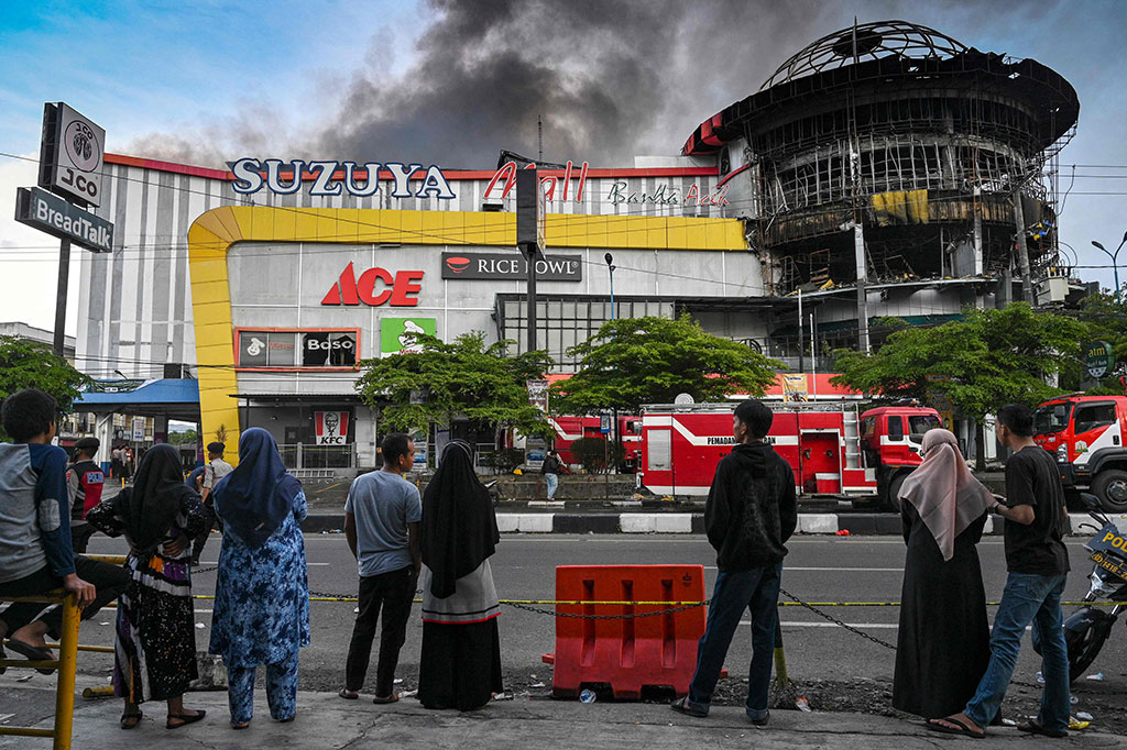 Penyebab kebakaran diduga karena korsleting listrik, namun pengembangan lanjutan masih dalam penyelidikan pihak kepolisian. Sementara kerugian diperkirakan mencapai miliaran rupiah. 