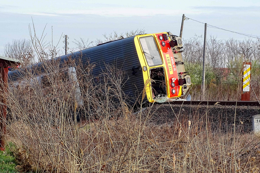 Kereta api menabrak sebuah van yang berisi para pekerja lokal di Hungaria. Sebanyak lima orang tewas sementara lebih dari 10 orang luka dalam kecelakaan ini. 