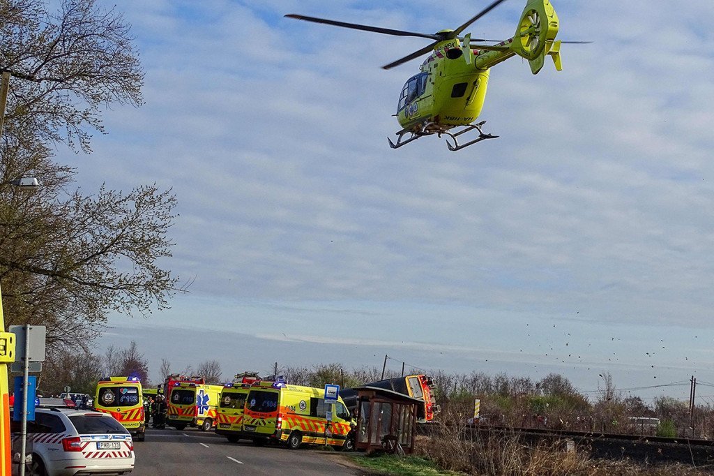 Sejumlah menunjukkan foto dengan gerbong kereta di sisinya dan ambulans helikopter juga beberapa mobil ambulans di tempat kejadian. 