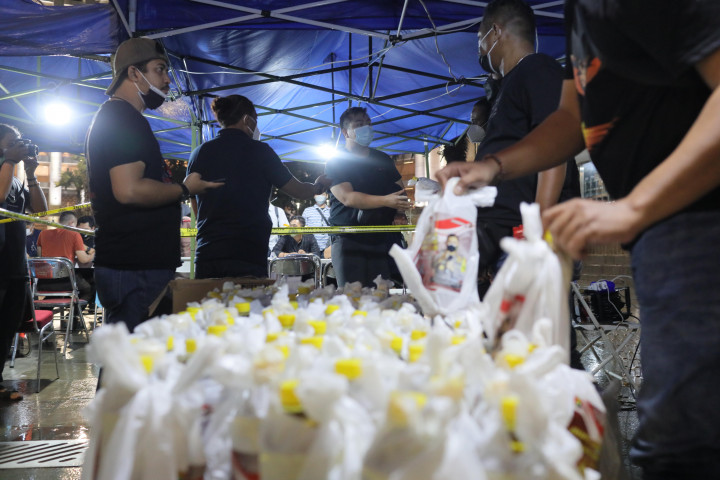 Bagi warga yang sudah selesai divaksin akan mendapatkan minyak goreng gratis.