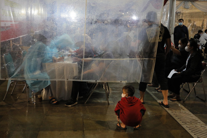 Sebanyak 1.000 dosis vaksin jenis Pfizer dan Astrazeneca disediakan dalam kegiatan tersebut.