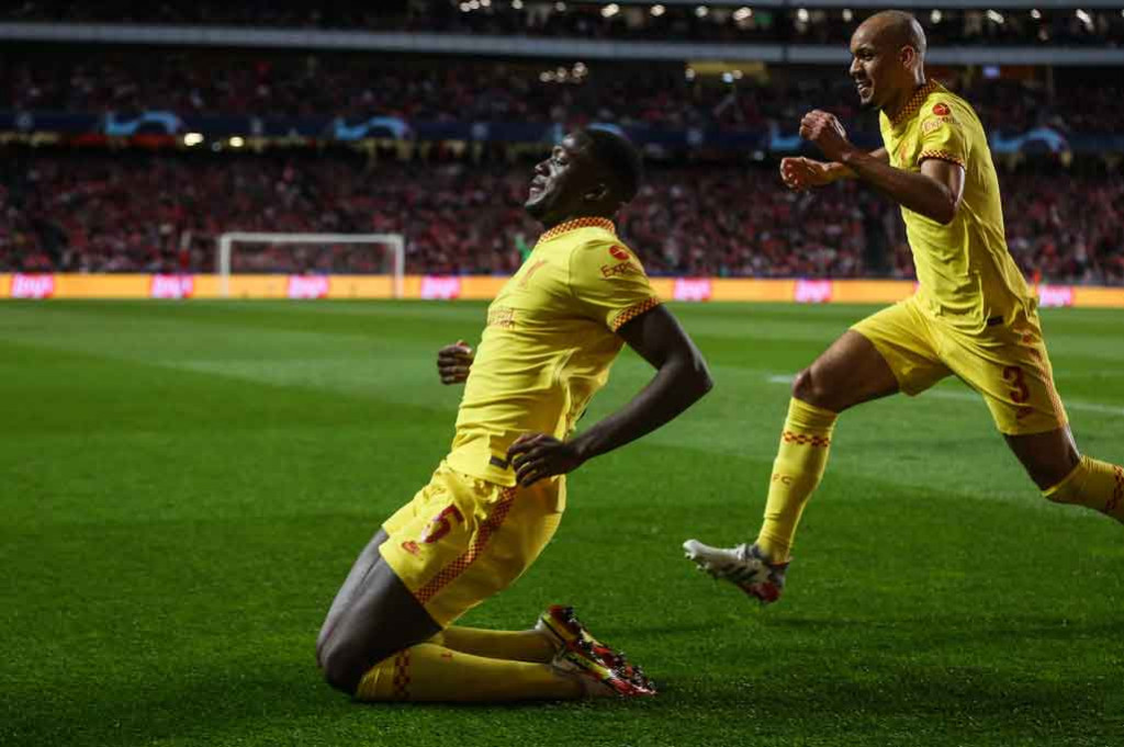 The Reds akhirnya berhasil menjebol gawang Benfica pada menit ke-17. Sepak pojok Andrew Robertson berhasil disambut dengan sundulan Ibrahima Konate. Skor 1-0 untuk Liverpool.