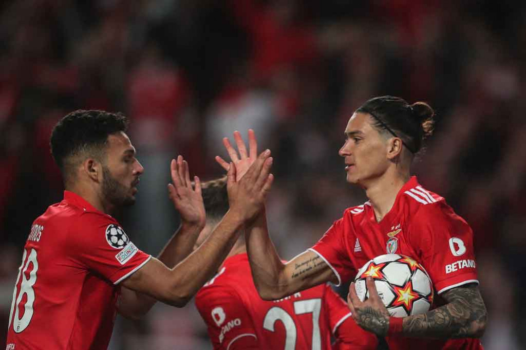 Benfica mengejutkan Liverpool saat babak kedua baru berjalan empat menit dengan sebuah gol. Umpan silang Rafa berhasil disambut baik oleh Darwin Nunez untuk mengubah kedudukan menjadi 1-2.