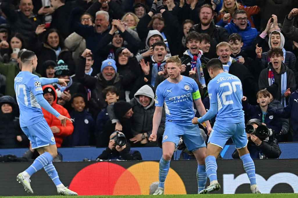 Kevin De Bruyne melakukan selebrasi bersama rekan-rekan setimnya.