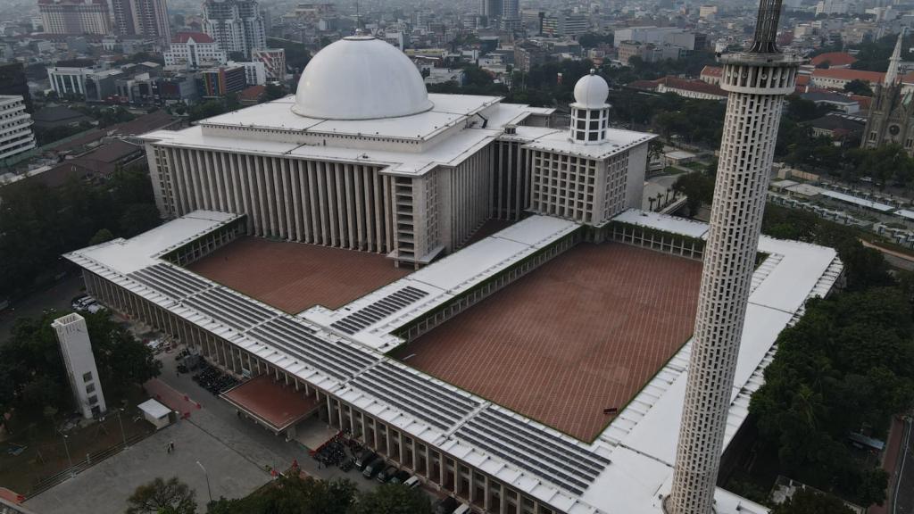 Panel solar dipasang di atap Masjid Istiqlal, Jakarta, Rabu, 6 April 2022. Teknologi panel listrik tenaga matahari membuat penghematan yang cukup signifikan di Istiqlal. 