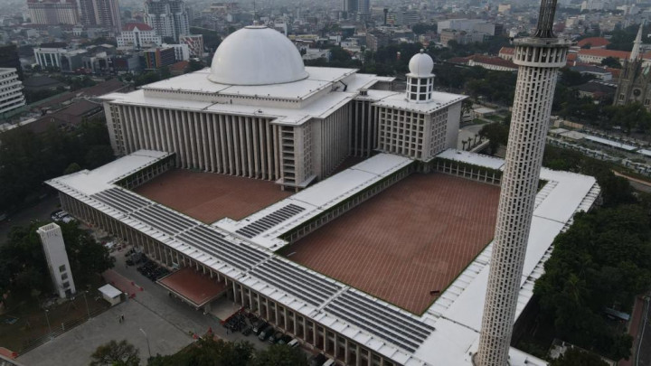 Panel solar dipasang di atap Masjid Istiqlal, Jakarta, Rabu, 6 April 2022. Teknologi panel listrik tenaga matahari membuat penghematan yang cukup signifikan di Istiqlal. 