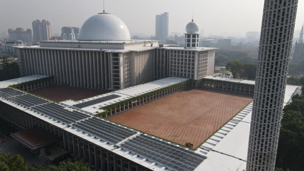 Badan Pengelola Masjid Istiqlal (BPMI), Green Building Council (GBC) Indonesia, dan Kementerian Pekerjaan Umum dan Perumahan Rakyat (PUPR) bermitra dengan International Finance Corporation (IFC) anggota Kelompok Bank Dunia. Mereka bekerjasama untuk merenovasi beberapa bagian dari Masjid Istiqlal dengan menambahkan fitur ramah lingkungan yang akan meningkatkan efisiensi air dan energi dari bangunan ikonik tersebut.