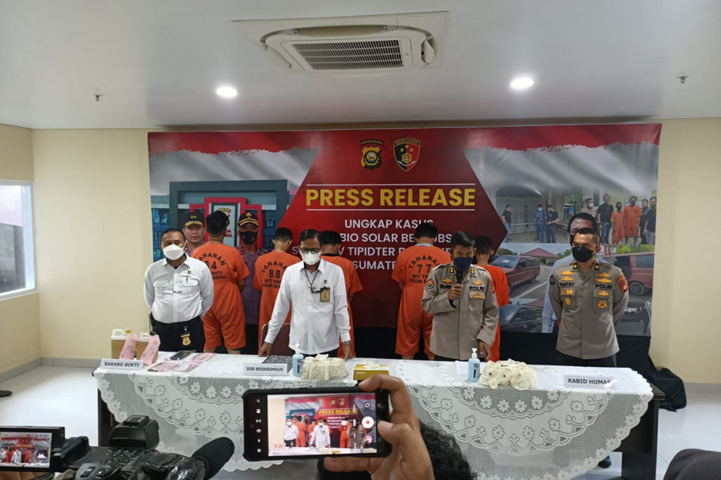 Polda Sumatra Selatan berhasil mengungkap dua kasus penimbunan Bahan Bakar Minyak (BBM) solar Subsidi dengan modus yang sama.