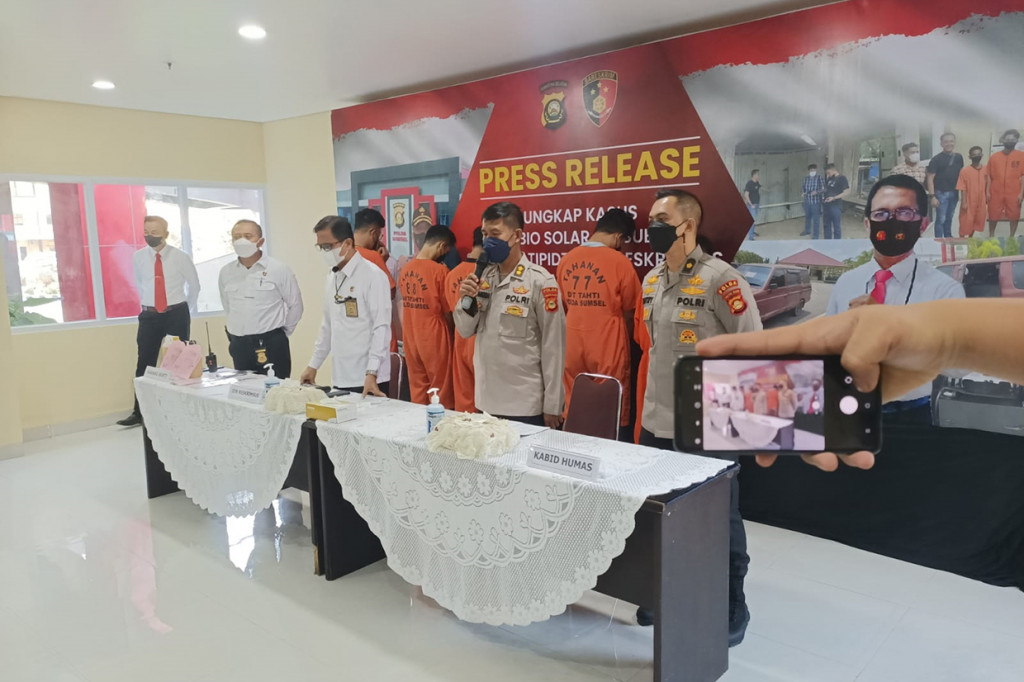 Direktur Ditreskrimsus Polda Sumsel, Kombes Pol M Barly Ramadhany mengatakan, dalam dua ungkap kasus yang berhasil diungkap memiliki modus yang sama dengan memodifikasi mobil mereka.