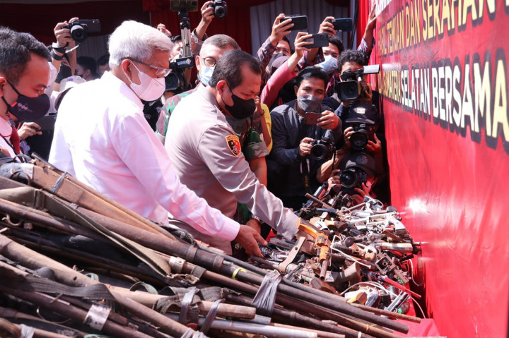 Kepolisian Daerah Sumatera Selatan memusnakan barang bukti senjata api rakitan yang diamankan pada operasi Senpi 2022 selama dua minggu terakhir, Rabu, 6 April 2022.